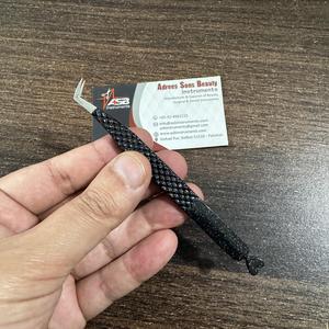 Pince à épiler noire scintillante à angle de 65 degrés en acier inoxydable, pince à épiler pour cils, impression de logo personnalisée, résistante à la transpiration - Product Image 4