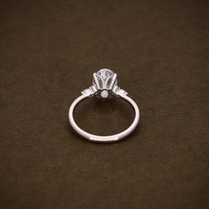 แหวนหมั้นเพชรทรงรี 2.16 กะรัต คุณภาพ F VVS1 เพชรเลี้ยงในห้องปฏิบัติการ รับรองโดย IGI ทรงรี ประดับเพชรทรงมาร์คีส์และทรงกลมด้านข้าง ดีไซน์ทันสมัย - Product Image 3