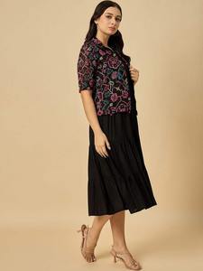 Vestido Midi elegante ajustado y acampanado de exportador indio perfecto para eventos formales y ocasiones especiales disponible a precio de fábrica - Product Image 3