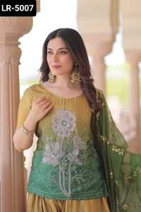 Nouveau costume Heavy Salwar Kameez de créateur avec Tebby Silk avec Rich Zari et paillettes brodées travail Dupatta Chinnon Print Sharara - Product Image 2