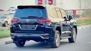 Toyota LandCruiser 2017 GXR V6 Facelift à 2025 LC300 Full Option d'occasion en excellent état - Product Image 3