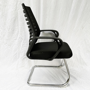 Chaise de bureau ergonomique MFW19Q noire à dossier en maille avec appui-tête réglable en mousse PU, design contemporain pour usage en atelier - Product Image 3