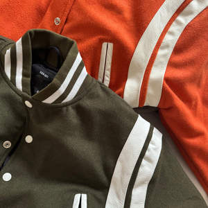 Veste universitaire vintage sur mesure OEM pour femmes, style brodé de type Letterman, manches en cuir personnalisées, doublure en coton, livraison rapide - Product Image 3