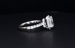 แหวนเพชรฮาโลโซลิแทร์ประดับเพชรที่เต็มไปด้วยหินด้านข้าง1.2ct ด้วยทองคำขาว14k ประดับห้องแล็บสีมรกต1.5ct แหวนหมั้นสุดหรู - Product Image 3