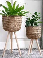 Hot Sales Conjunto de Três Palha Tecido Flower Pot Cestas De Armazenamento com Pernas De Madeira Permanente para Varanda Flower Decor