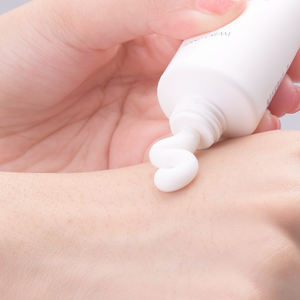 ครีมทามือและเล็บลายดอกไม้หวานและสีเหลืองอำพัน30มล. ให้ความชุ่มชื้นและการบำรุงผลิตภัณฑ์จากไทย - Product Image 5