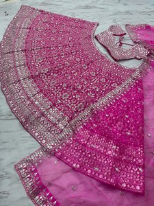 Robe traditionnelle slim à sequins Lehenga Choli Dupatta pour les fêtes de mariage tenue Bollywood pour la mariée pakistanaise - Product Image 2