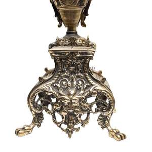 Candélabre à plusieurs bras en laiton antique orné d'une pièce maîtresse décorative de luxe au design classique européen pour des intérieurs élégants - Product Image 3