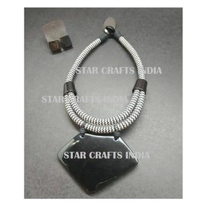 Top classement personnalisé de luxe dernier fabriqué à la main de la meilleure qualité de haute poli beau collier en résine de mode pour les femmes de l'Inde - Product Image 3