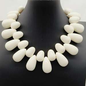 Collier élégant de perles en forme de larme en résine Bold Oversized Chunky Handmade Fashion Jewelry Light Statement Necklace for Women - Product Image 1