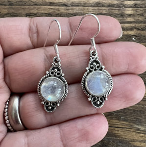 Boucles d'oreilles artisanales style bohème en argent sterling 925, design unique, pierre de lune arc-en-ciel certifiée, bijoux tendance pour femmes - Product Image 1