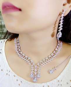 Ensemble de collier anti-ternissement pour femmes indiennes avec boucle d'oreille assortie et bijoux Maang Tika AD pour cadeau de fiançailles de fête de mariage - Product Image 3