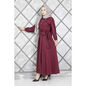 Vestido Hijab de Satén Borgoña con Cinturón Abotonado, Estilo Modesto y Estampado de Seda, Largo Completo y Cintura Natural - Product Image 3