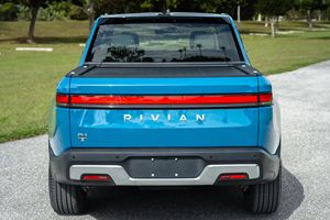 Meilleur budget 2024 Rivian R1T Adventure Edition, autonomie de 410 milles, performance à double moteur AWD, pack de batterie maximal - Product Image 3