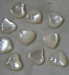 Bijoux en coquillages Love Seashell, insert de coquille polie taillée pour pendentif, options blanc et argent, marque Caspla Shell - Product Image 1