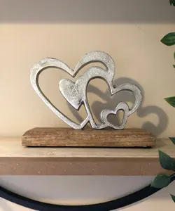 Ornement en métal argenté à quatre cœurs Base rustique en bois de manguier Décoration d'intérieur Sculpture Cadeau d'anniversaire Décoration de table Shabby Chic - Product Image 1