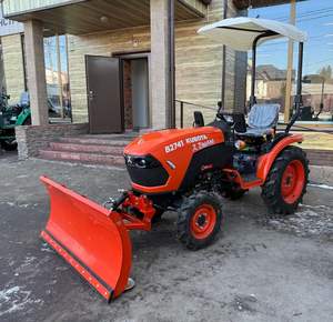 Tractor 2025 Kubota B2320HD con cargador y cubierta de siega de 60 \" - Product Image 1
