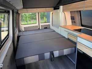 Autocaravana Económica 2023, Modelo Sedán T6 de Lujo, Usada, para 4-6 Personas, Emisión Euro IV, Blanca, Motor 4.5L, Automática, Cuero - Product Image 3