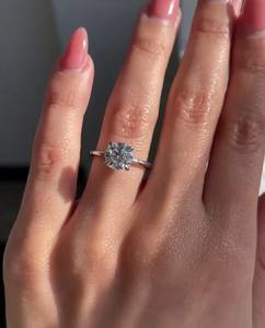 Bague solitaire en diamant de laboratoire de taille ronde, conçue comme une alliance intemporelle pour fiançailles et mariage, fabriquée avec un diamant de 1,50 carat. - Product Image 4