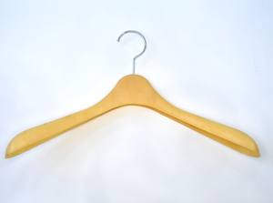 Cintres en bois et plastique moulés par injection en gros, antidérapants, avec logo personnalisé, crochets à un niveau pour garde-robe et salle de bain - Product Image 6