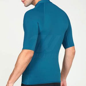 Top de compresión Slim Fit con tela suave al tacto y diseño flexible para el movimiento diario Top de compresión de enfriamiento - Product Image 3