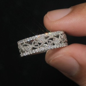 สีขาวรอบ moissanite เงินสเตอร์ลิงแหวนแต่งงานผู้หญิงแหวนแพลทินัมชุบเครื่องประดับที่กําหนดเองของขวัญผู้หญิง - Product Image 2