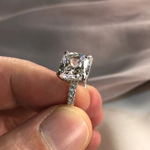 Anillo de Compromiso y Boda Vintage de Plata de Ley 925 con Moissanita de Corte Cojín y Engaste de Garras, Certificado por Terceros, Joyería de Lujo - Product Image 1