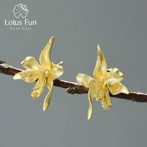 Élégantes boucles d'oreilles clous en forme de fleur d'iris plaquées or, design religieux tendance pour fêtes et cadeaux, ornées de diamants et de perles - Product Image 1