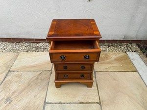 Traditional Solid Wood Nightstand with 3 Drawers Antique Design Bedroom Furniture <b>Side</b> <b>Table</b> - Product Image 2