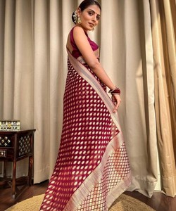 ATTRACTIF LICHI SOIE JACQUARD TRAVAIL SAREE AVEC CHEMISIER NON COUDU FESTIVAL WEAR PRIX DE VENTE ENTIER VÊTEMENT ETHNIQUE MARRON - Product Image 2