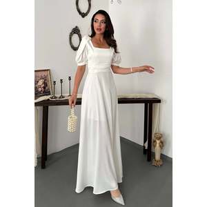 Vestido de satén color crudo con abertura. - Color crudo - Product Image 1