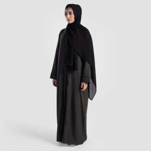 Abaya Aveline Modeste Olive Lavable – Caractéristique Pratique - Product Image 3