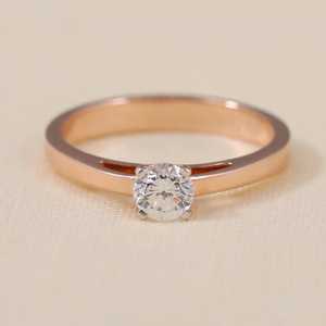 Anillo de Compromiso Solitario Clásico con Diamante Cultivado en Laboratorio, en Plata de Ley y Oro, Claridad VS1, Color F - Product Image 6