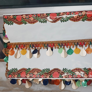 Adornos de encaje de terciopelo de aspecto rico para blusas Lehenga Borders Sarees disponibles a granel para revendedores y fabricantes - Product Image 1