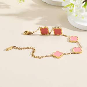 أساور نسائية من دكتور جويلري بالجملة، مطلية بالذهب عيار 18 قيراط، من الفولاذ المقاوم للصدأ مع زهرة طبيعية على شكل ورقة البرسيم رباعية الأوراق للحظ - Product Image 3