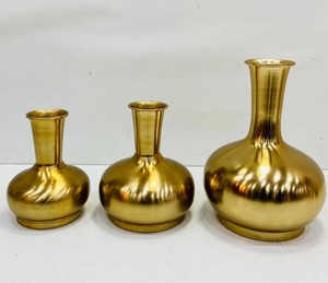 Juego de jarrones de metal dorado hechos a mano, elegante decoración costera para el hogar, centros de mesa, tamaños duraderos para regalo, tres piezas disponibles - Product Image 1
