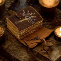 Carnet artisanal créatif vintage de 400 pages, relié en cuir avec fermoir en laiton, motif arbre gaufré, bords festonnés, promotionnel
