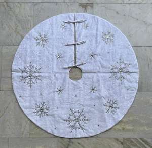 Jupe d'arbre de Noël faite à la main attrayante avec des accents perlés artistiques pour un affichage d'arbre de vacances magnifique et unique - Product Image 1