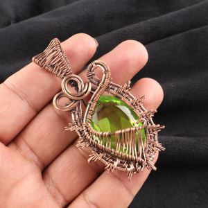 Pendentif captivant en péridot naturel taille ovale, enroulé de fil de cuivre, pierre verte, design plaqué argent, idéal pour les fiançailles et les fêtes - Product Image 4