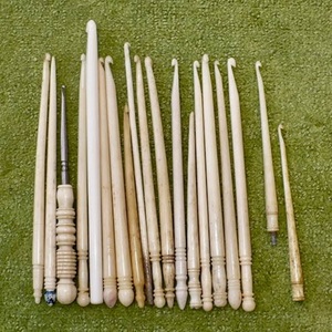 Crochets en os de style antique, uniques, durables et fabriqués à la main, avec finition lisse, ergonomiques et sculptés à la main - Product Image 1