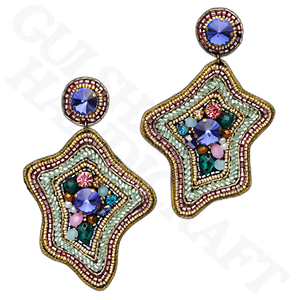 Uttmansh Fascinant rose pâle pierre et perle broderie artisanale complexe fleur boucles d'oreilles pour les mariages - Product Image 2