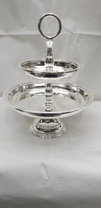 แท่นวางเค้กโลหะสีเงินขัดเงาพร้อมชามสำหรับคัพเค้กขนมหวานและของว่างอื่นๆ2025 - Product Image 1