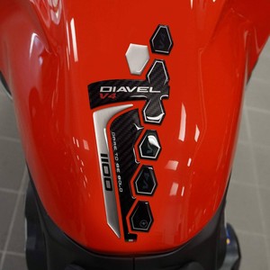 Protezione Adesiva 3D per Serbatoio Ducati Diavel V4 2023, Copertura Serbatoio Moto Compatibile - Product Image 1