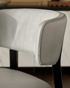 Chaises de salle à manger tapissées grises élégantes avec cadres en bois noir - Product Image 4