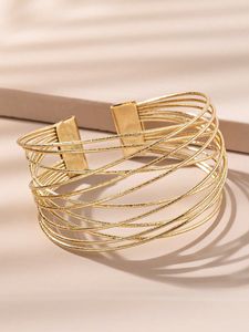 Brazalete de Metal de Diseño Minimalista que Combina con la Moda Moderna con un Estilo Discreto y Duradero - Product Image 3