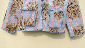 Couverture matelassée en coton indien fait main, imprimé à la main, style bohème, hiver, pour femmes, réversible, manches longues, deux poches avant, imprimé tigre - Product Image 3