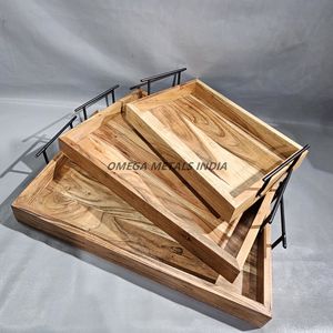 Juego de bandejas decorativas de madera de mango al por mayor de fábrica con elegantes asas de metal negro y acabado natural para servir y decorar con estilo. - Product Image 2