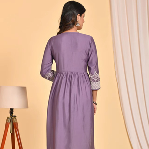 Patrón a cuadros Kurtis de algodón étnico para mujeres indias listo para usar con bordado Dhaga trabajo Casual uso diario por exportador indio - Product Image 1