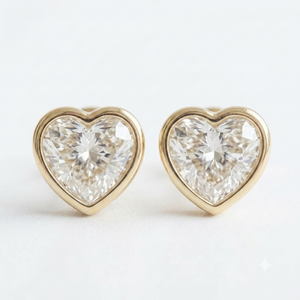Boucles d'oreilles clous classiques en or jaune 18 carats rempli, serties de diamants de laboratoire taille cœur, certifiées IGI, pour usage quotidien - Product Image 1