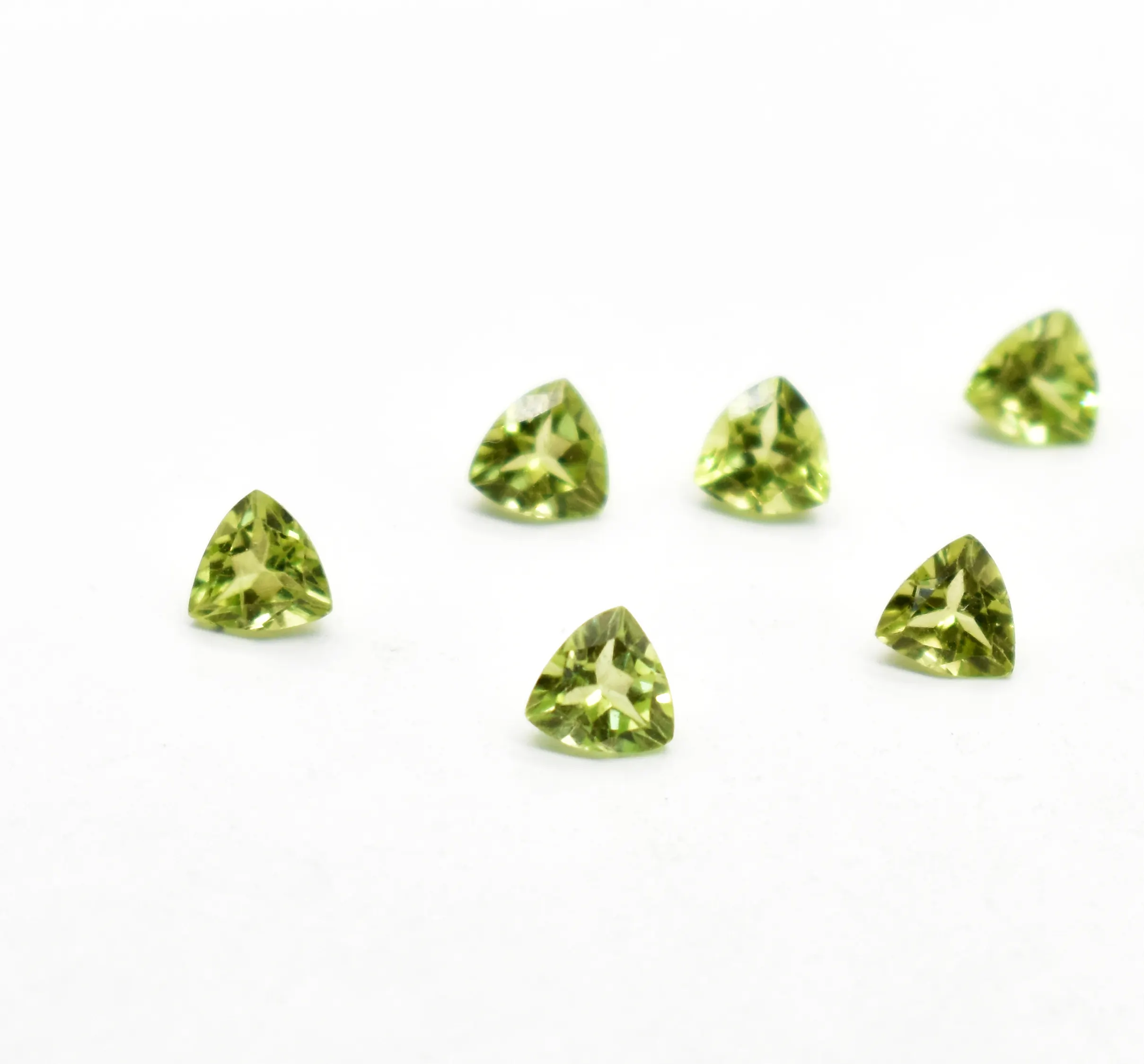 Doğal yeşil peridot trilyon faceted taş gevşek taş en kaliteli yeşil peridot trilyon faceted